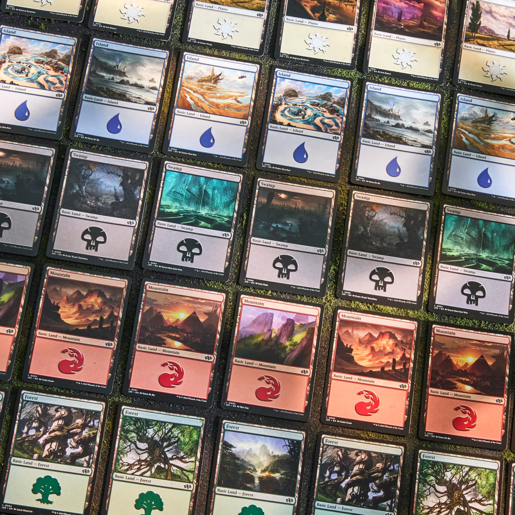 Magic: The Gathering 2025 Land Station (400 Basic Land Cards) - 2
